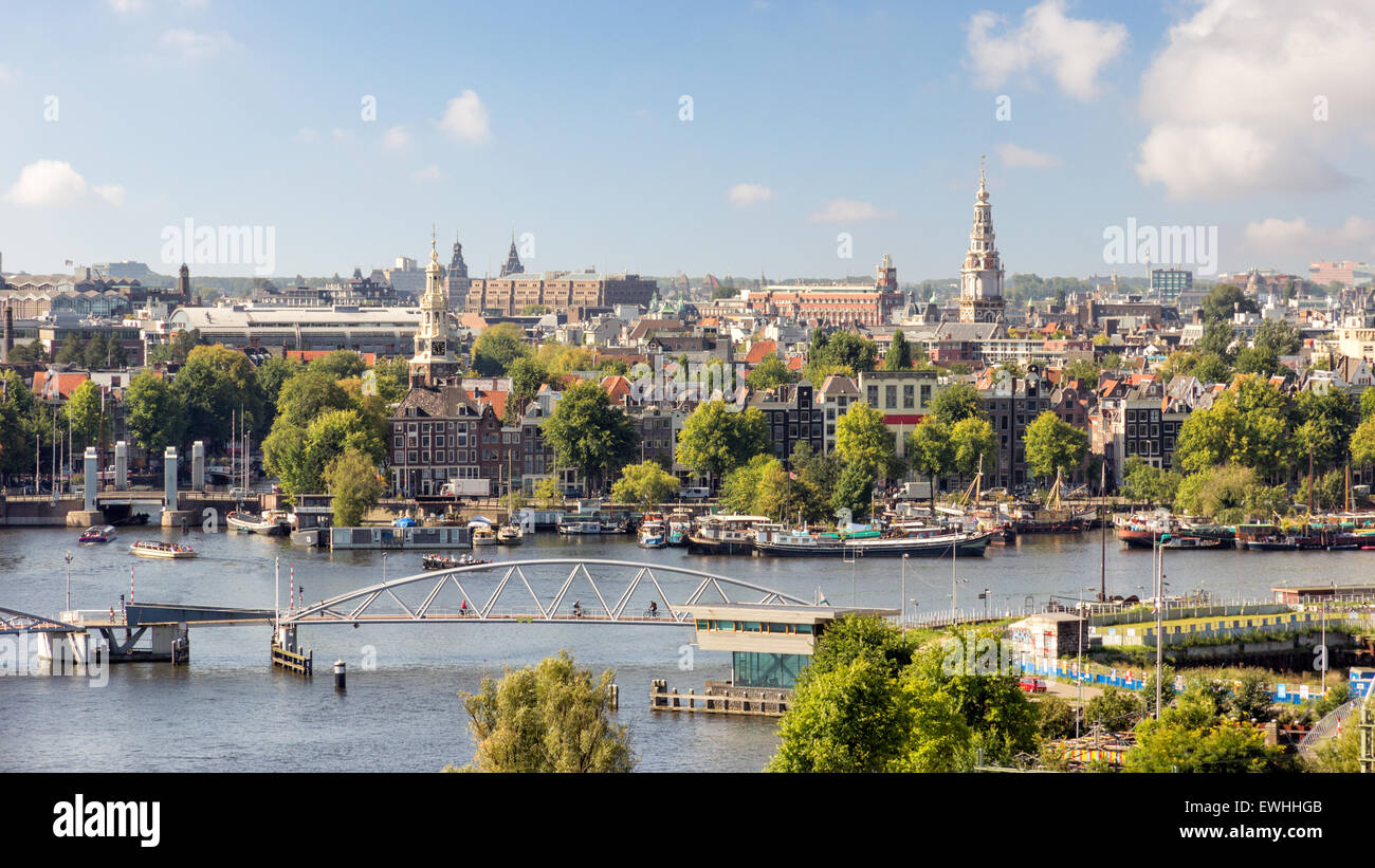 Blick auf die Stadt von Amsterdam. Die Stadt ist bekannt als Venedig des Nordens. Stockfoto