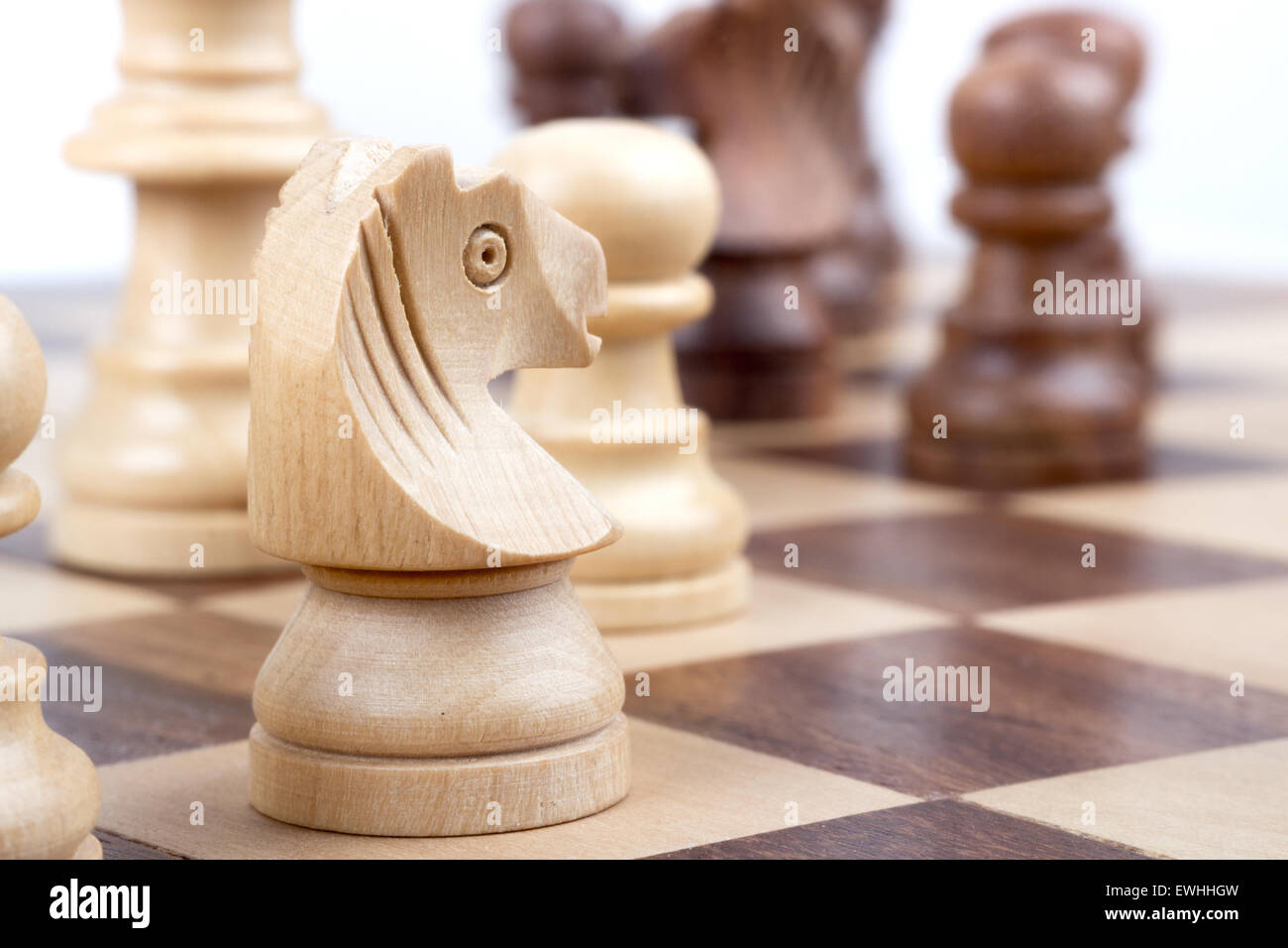 Während auf einem Schachbrett Schachfiguren. Stockfoto