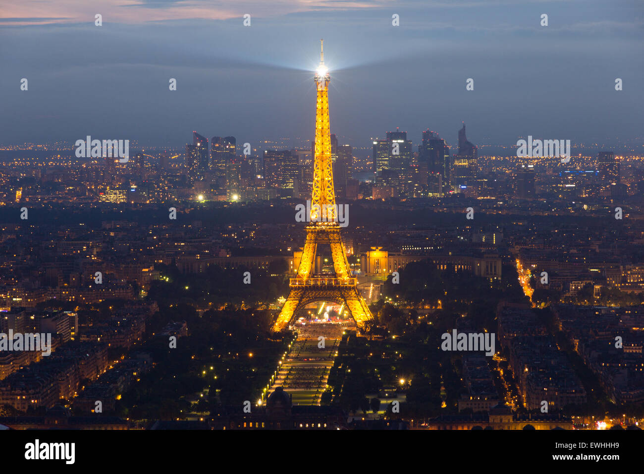 Abends Blick auf Paris und den Eiffelturm. Stockfoto