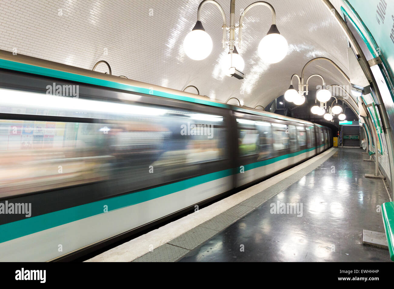 U-Bahn-Zug verlassen eine Paris Metro-Station. Paris Metro ist das 2. größte u-Bahn-System weltweit Stockfoto
