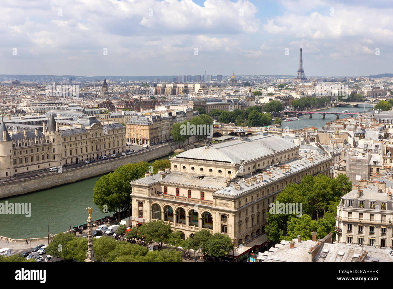 Blick von der Tour Saint-Jacques in Paris. In der Front ist der Théâtre du Châtelet. Stockfoto