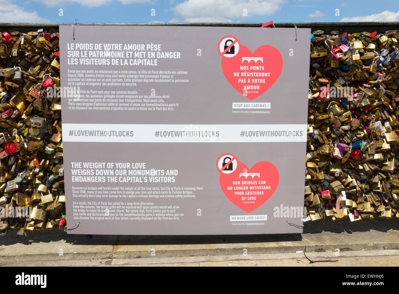 Ein Schild auf der Brücke Pont des Arts in Paris, die Fragen zu stoppen anbringen Liebe Schleusen auf der Brücke als die wiegen Stockfoto