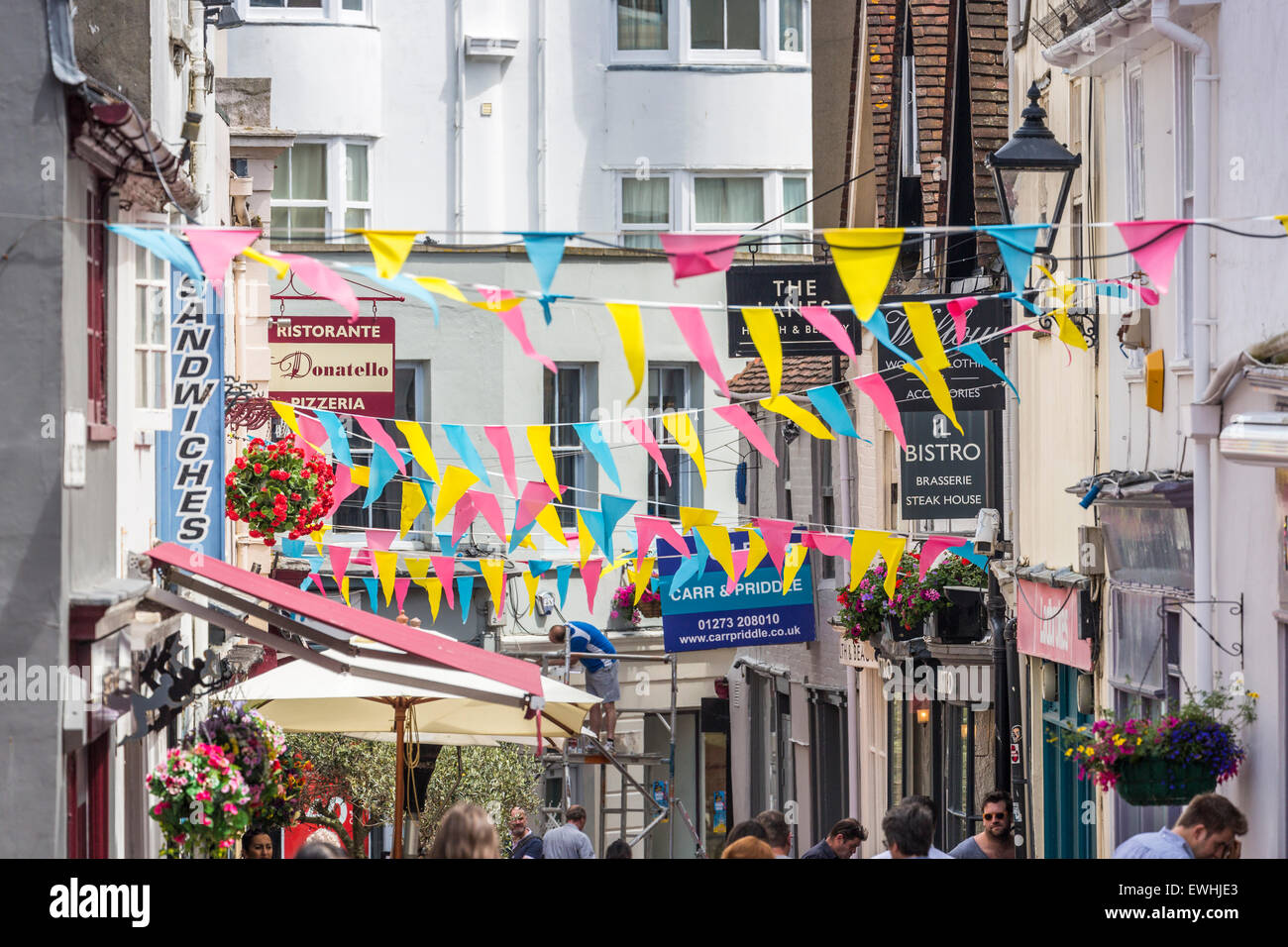 Die Fahrspuren, Brighton, East Sussex, UK mit Shop, Restaurant und Café Zeichen und bunte Girlanden Stockfoto