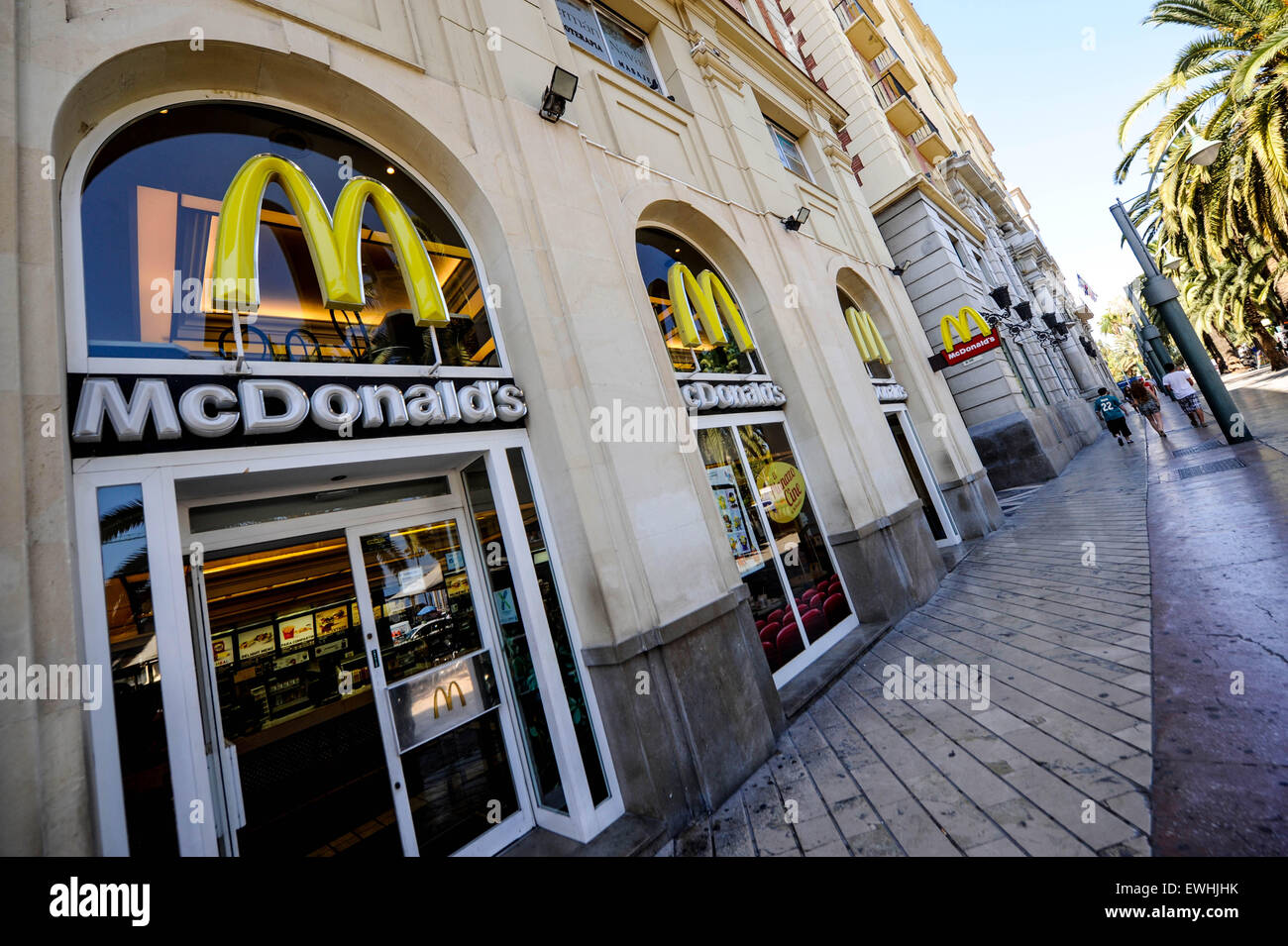der Haupteingang des ein Mcdonald Restaurant in Málaga Spanien. La Fachada principal de un Mcdonald de Málaga, España. Stockfoto