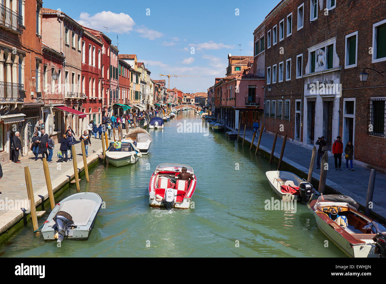 Boote und Touristen entlang der Fondamenta Dei Vetrai Murano venezianischen Lagune Veneto Italien Europa Stockfoto