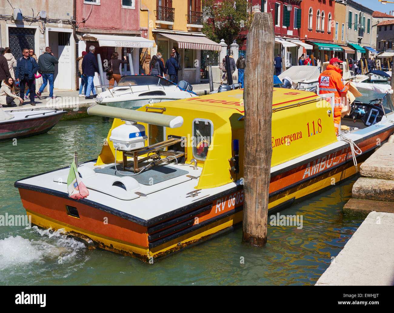 Eine Venedig-Wasser-Krankenwagen mit Autista (Treiber) auf die wichtigsten Kanal von Murano Insel venezianischen Lagune Veneto Italien Europa Stockfoto