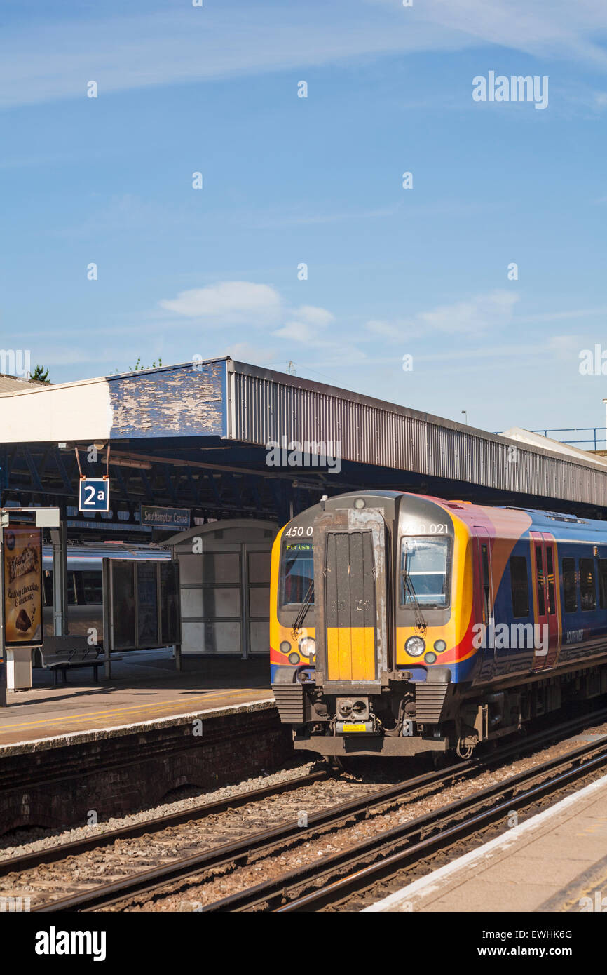 Der Südwestzug nach Portsmouth hielt im Juni an der Southampton Central Station, Southampton, Hampshire UK Stockfoto