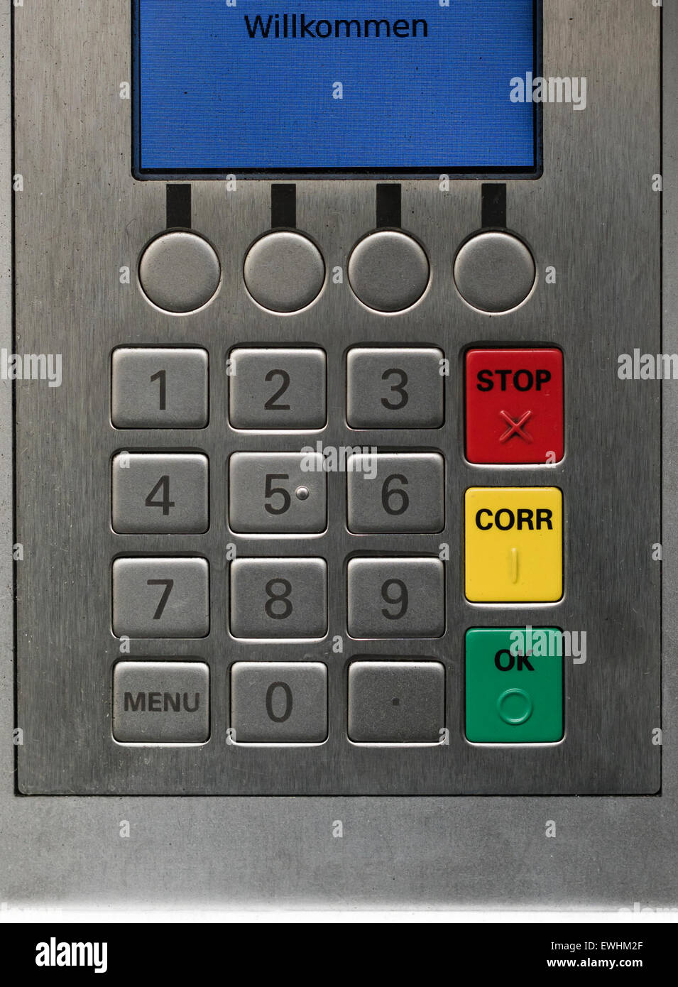 LCD-Display und Tastatur zur Eingabe einer EC-Karte an einem Automaten  anheften Stockfotografie - Alamy