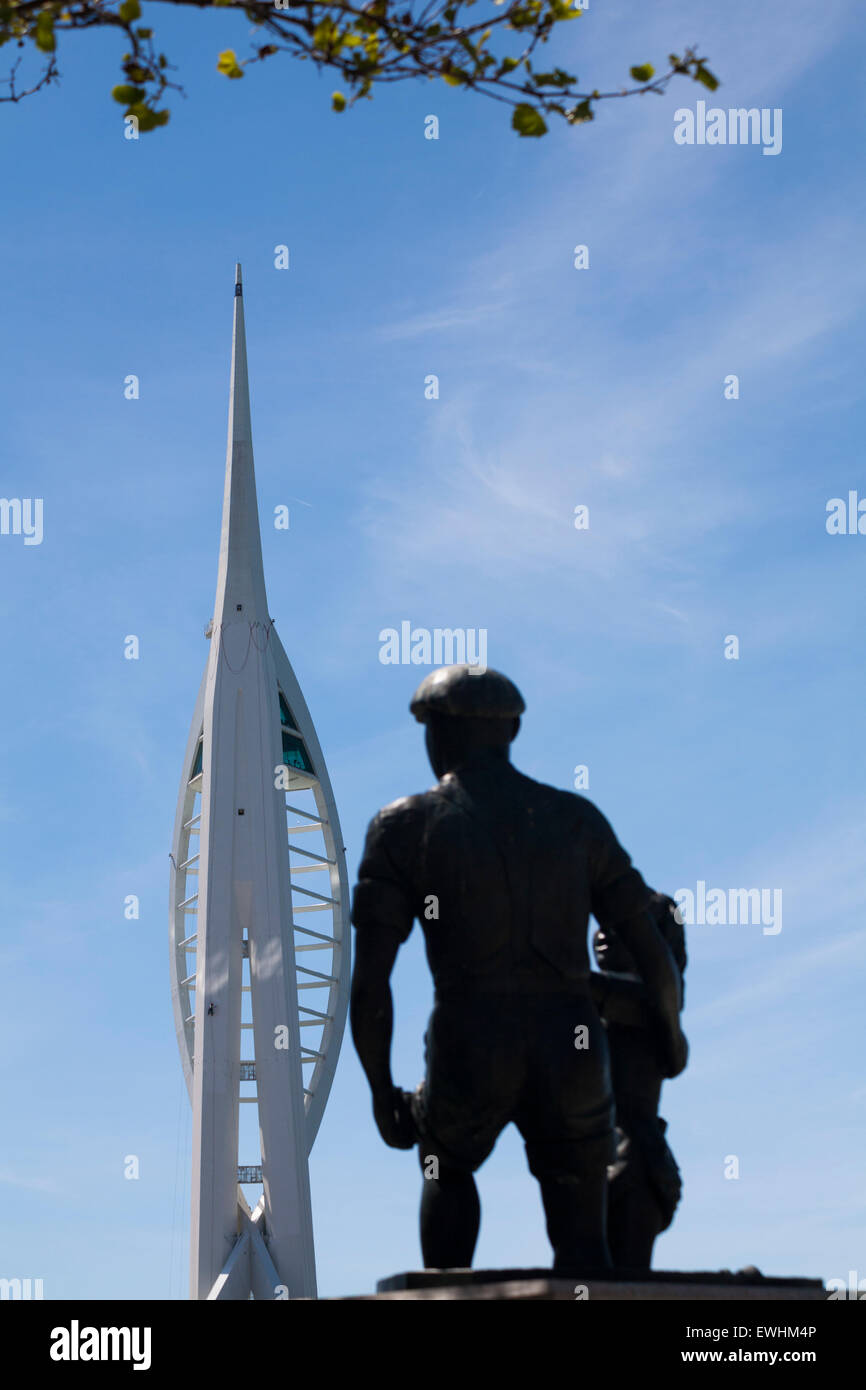 Statue von Mann und Mädchen, Mudlarks, die harte, mit der unverwechselbaren Form des Spinnaker Tower in der Ferne, Portsmouth, Hampshire UK im Juni Stockfoto