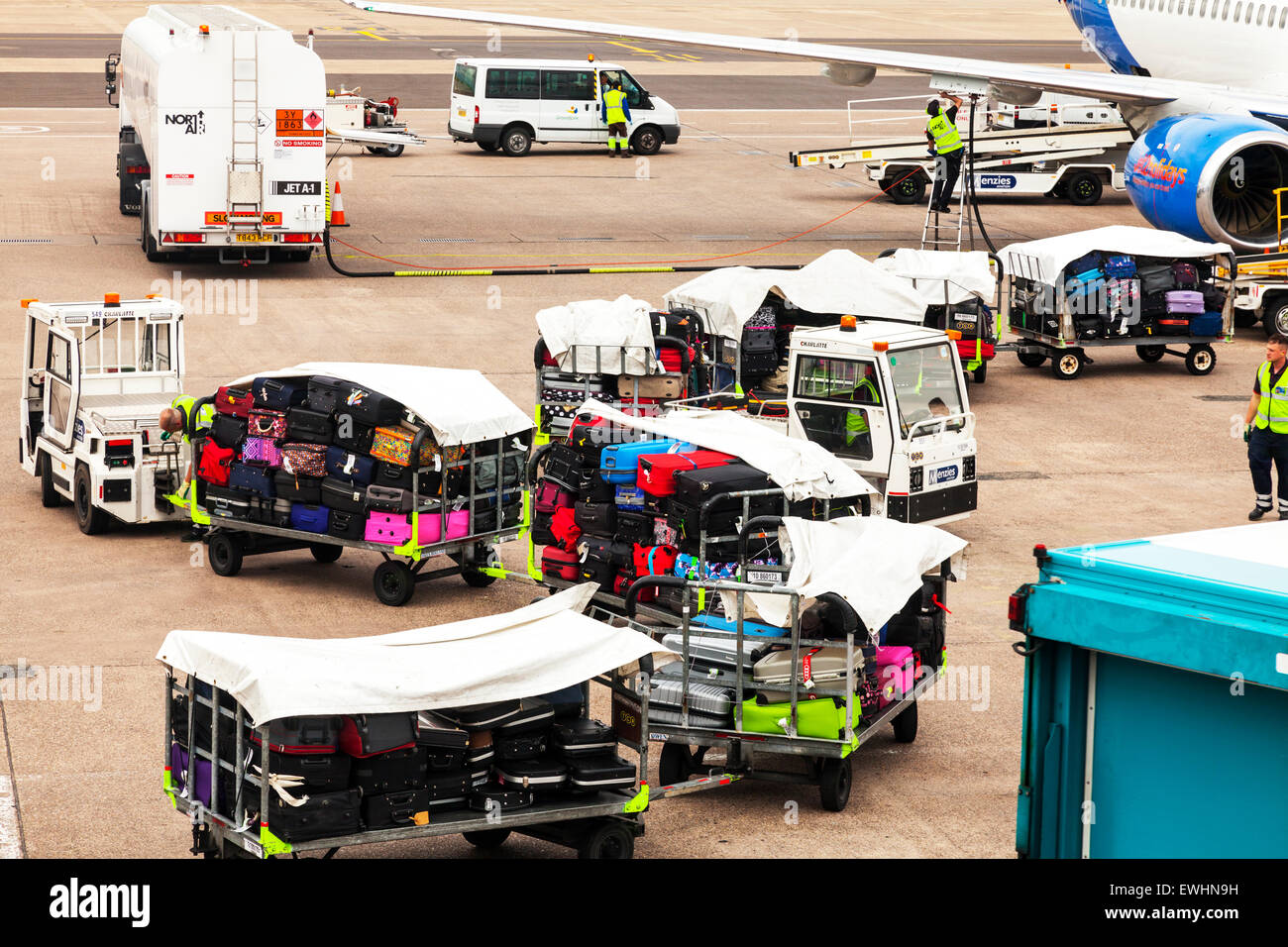 East Midlands Flughafen Gepäck gehen auf Flugzeuge Transport zum Flugzeug Flugzeuge Flugzeug Flugzeuge auf Asphalt Stockfoto