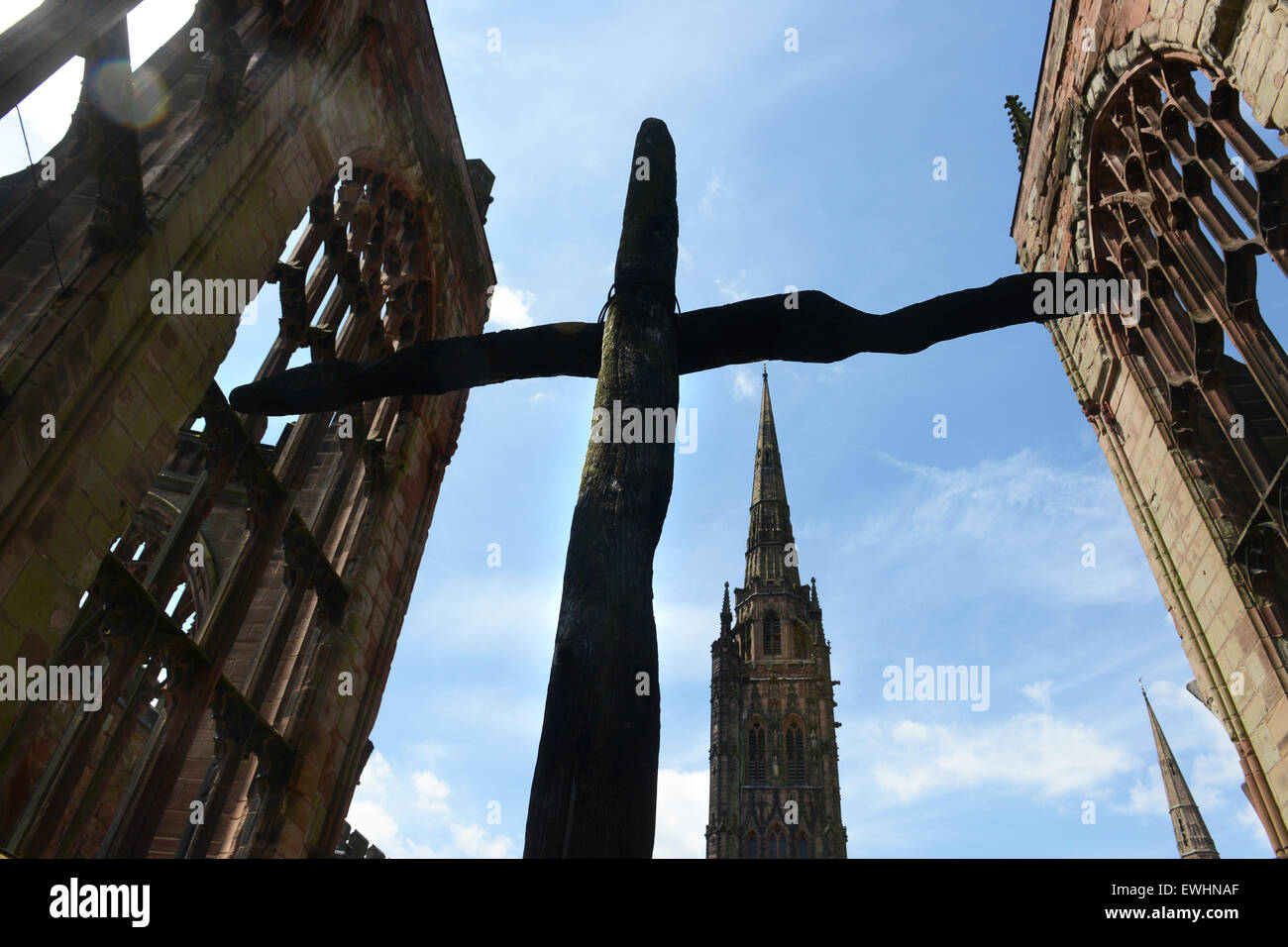 Das alte verkohlt Kreuz in Coventry Cathedral Ruinen, Coventry, West Midlands, England, UK Stockfoto
