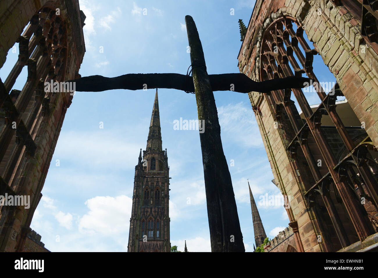 Das alte verkohlt Kreuz in Coventry Cathedral Ruinen, Coventry, West Midlands, England, UK Stockfoto