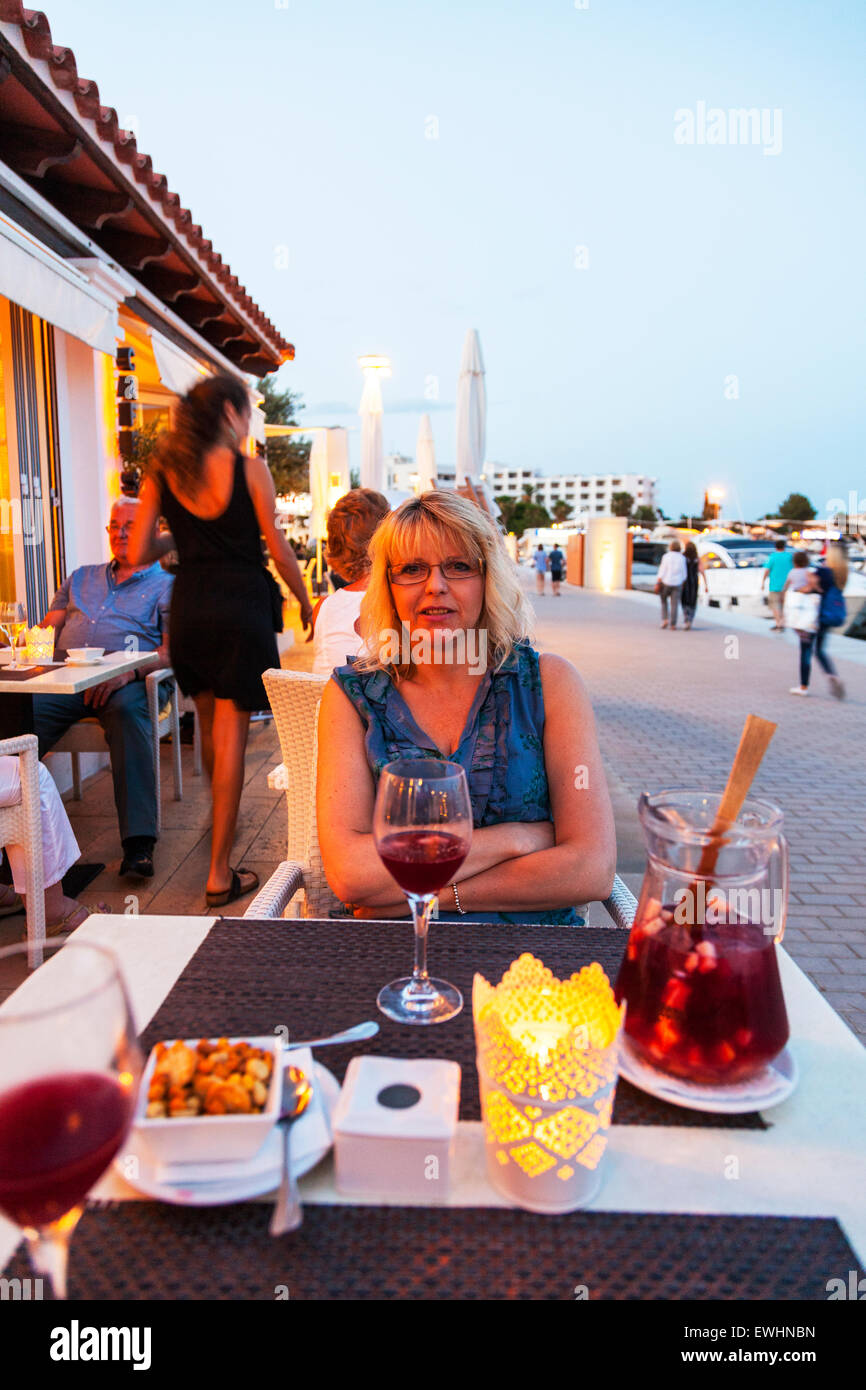 Sangria Weintrinken in Santa Eulalia Del Rio Ibiza Spanien spanische resort Stockfoto