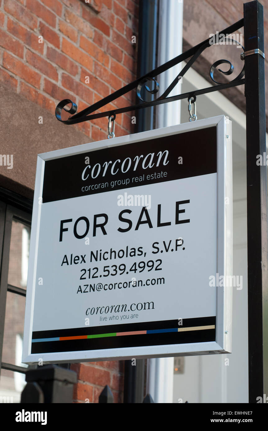 Corcoran Zeichen For Sale in Manhattan. Im Preis für Miete im Stadtteil Williamsburg Brooklyn New York reduziert vor kurzem Gewerbeflächen. Das Tor zum 75 1/2 Bedford Street in Greenwich Village-Bereich von New York City, USA Stockfoto