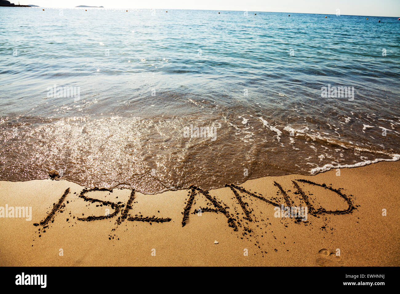 Insel im Sand Wort geschrieben einsame Wüste am Strand Küste Meer Küste Ibiza Spanien Spanisch Santa Eulalia Del Rio Ibiza resort Stockfoto
