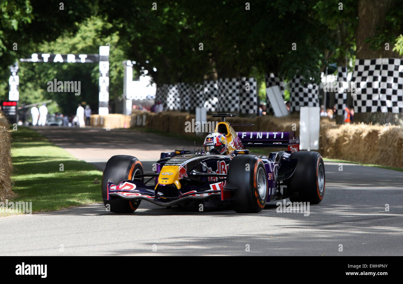 Goodwood, West Sussex, UK. 26. Juni 2015. Red Bull Formel1 Auto verlässt die Startlinie beim Goodwood Festival of Speed, 26. Juni 2015, Goodwood, UK Stockfoto