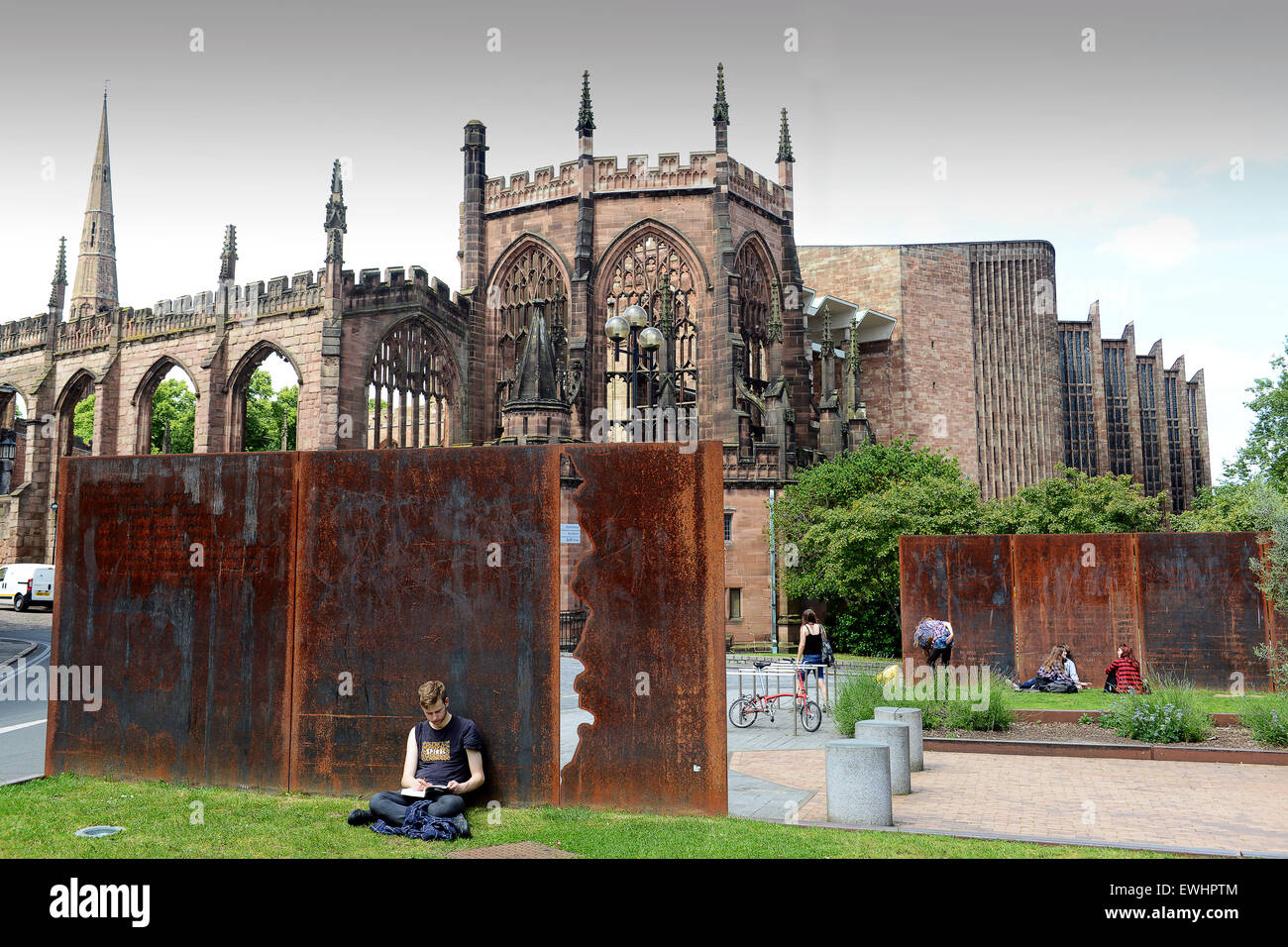 Coventry Cathedral Ruinen und Rost und Stahl von Herbert Kunstgalerie UK Stockfoto