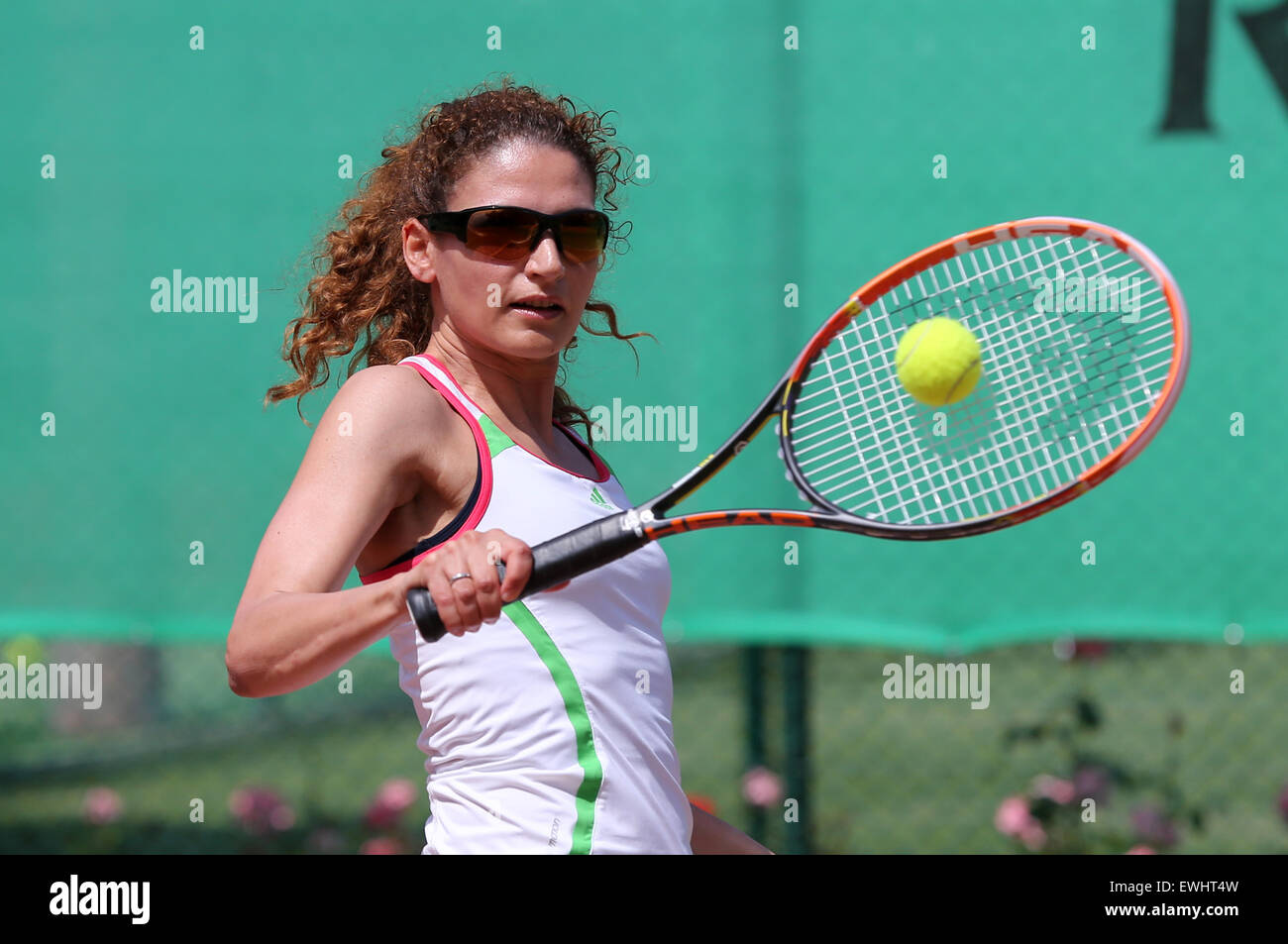 Junge Frau mit dem Tennisspielen. Stockfoto