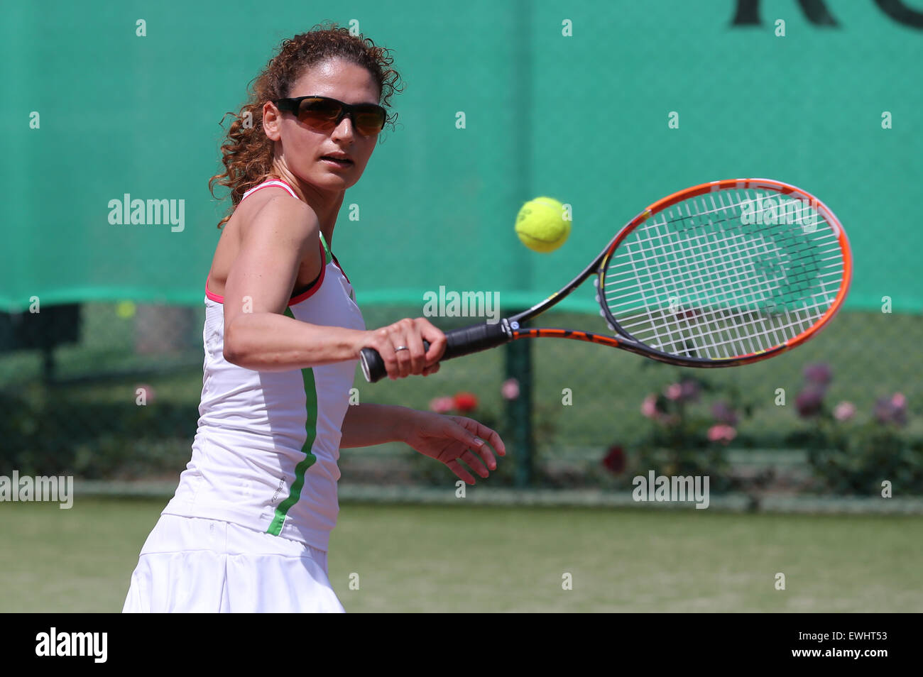 Junge Frau mit dem Tennisspielen. Stockfoto