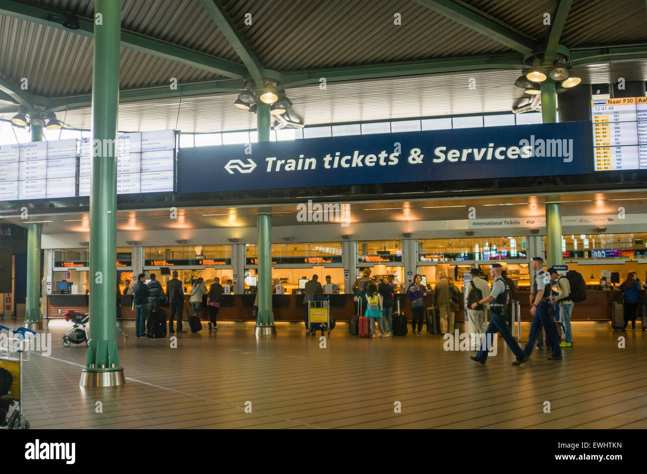 Zug-Ticketschalter am Flughafen Schiphol Stockfoto