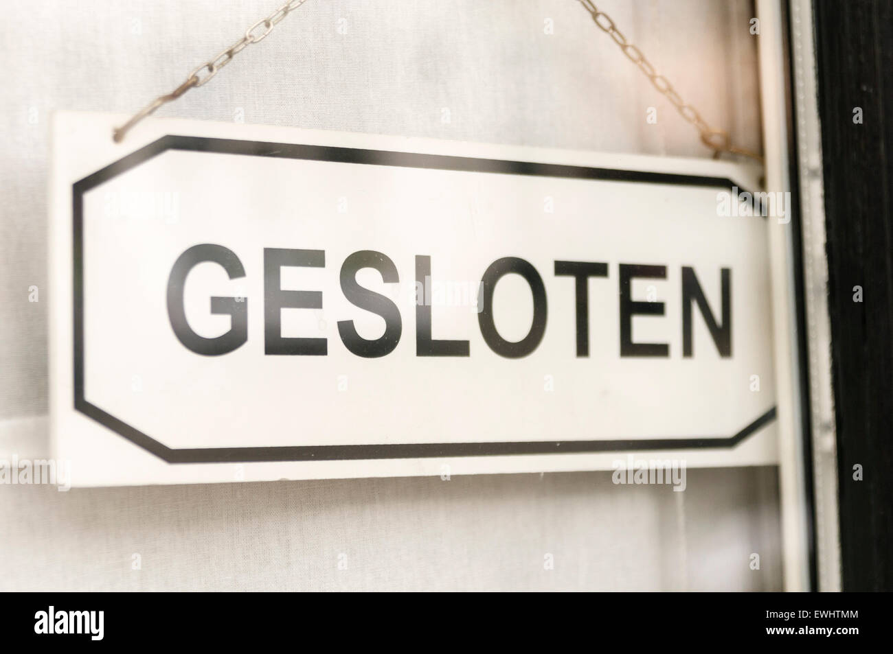 Melden Sie sagen "Gesloten" (Niederländisch für "geschlossen") Stockfoto