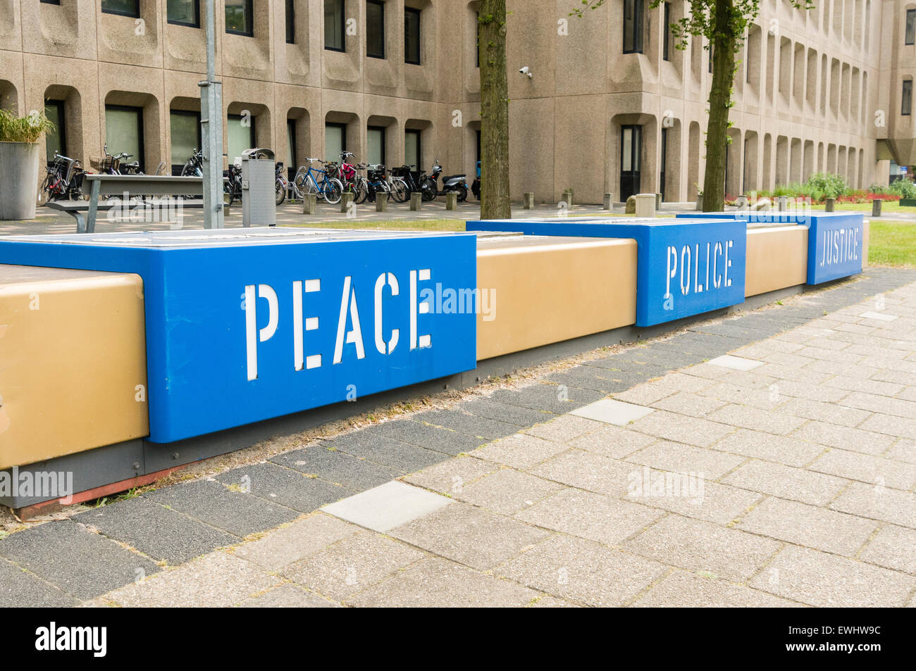 Zeichen außerhalb der Polizeistation in Den Haag "Frieden, Polizei, Justiz' Stockfoto
