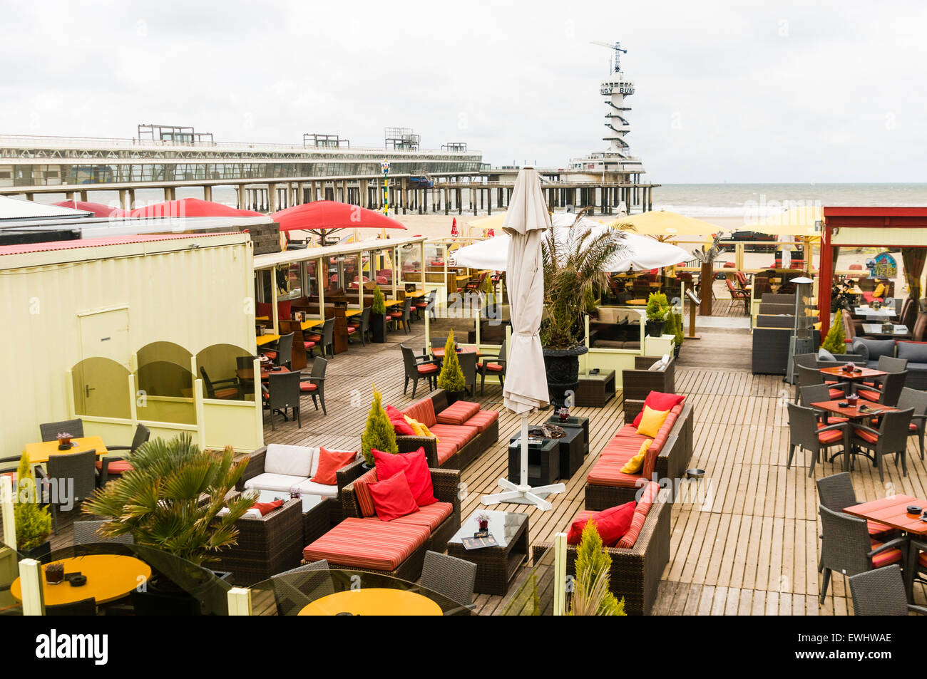 Gartenwirtschaft am Scheveninger Strand neben dem pier Stockfoto