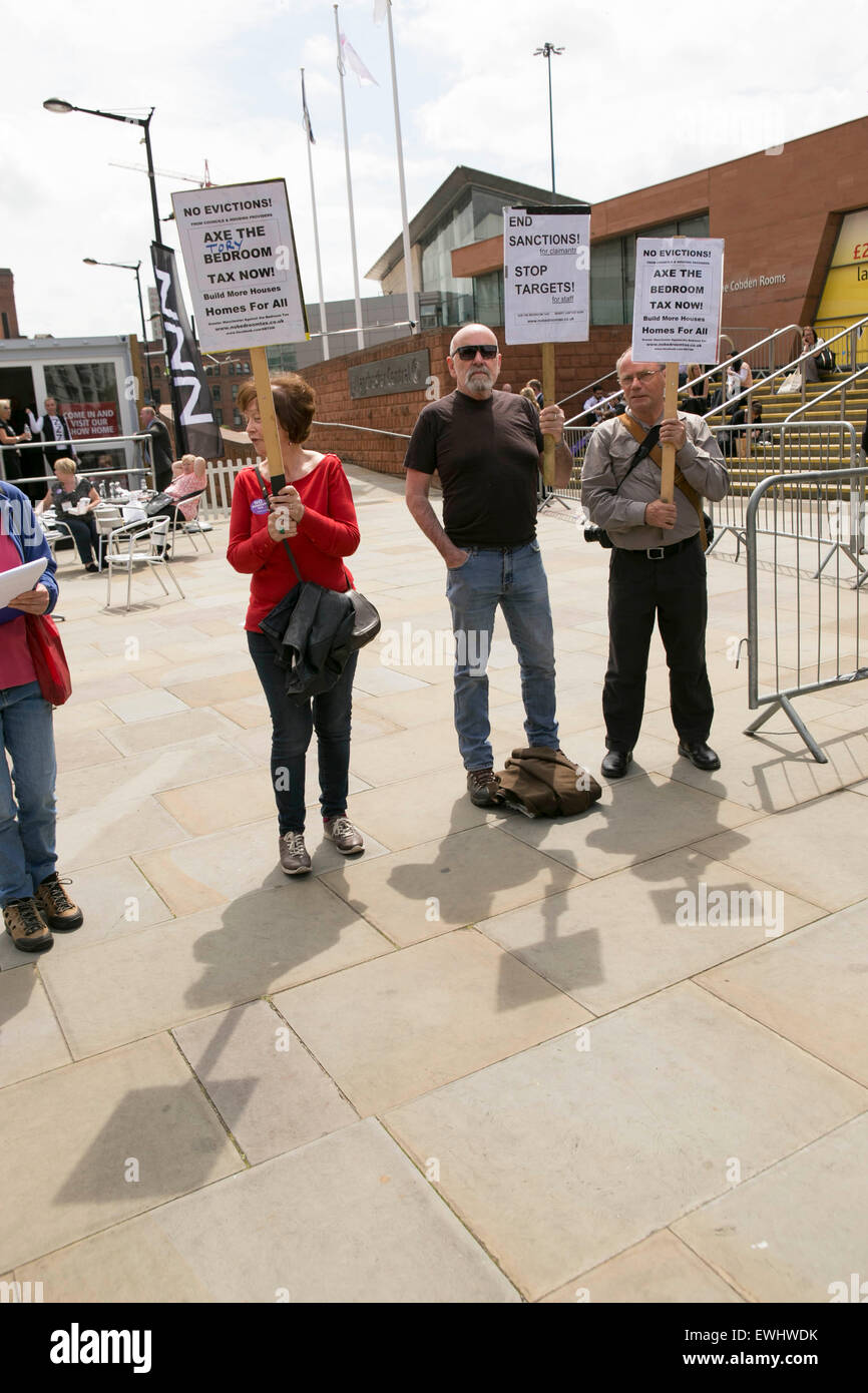 Das Chartered Institute Gehäuse Konferenz und Ausstellung 2015. Demonstranten außerhalb der Konferenz Stockfoto