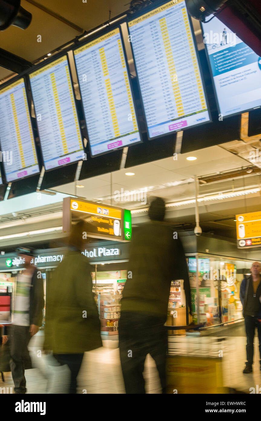 Passagiere eilen durch den Flughafen Schiphol, Niederlande Stockfoto