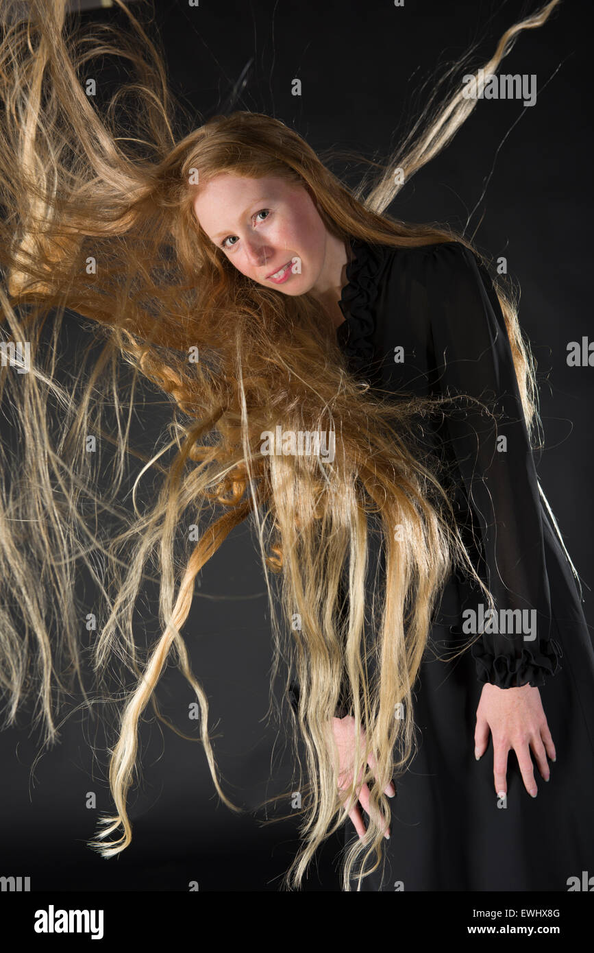 Blonde Frau mit Wind weht durch langes Haar Stockfoto