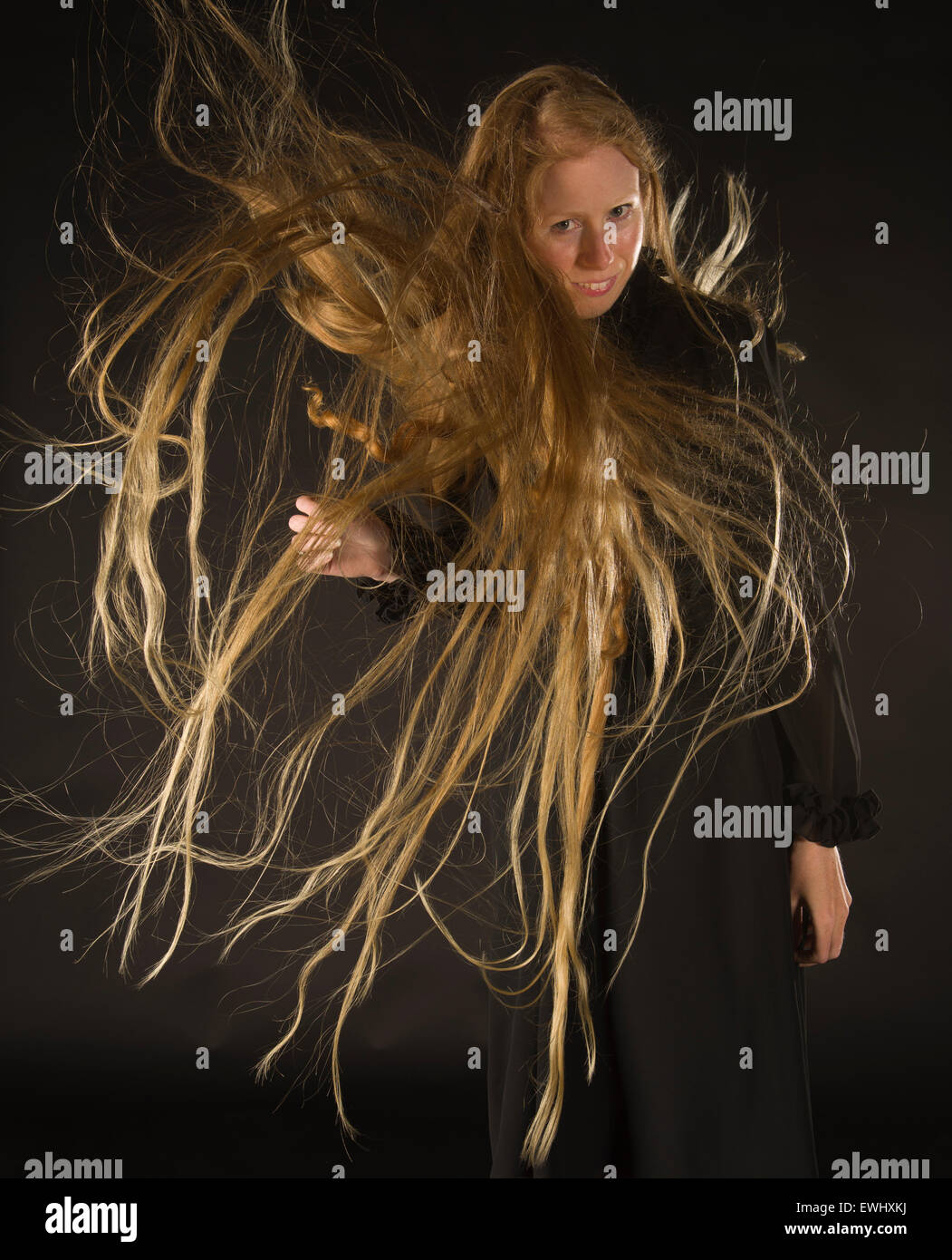 Blonde Frau mit Wind weht durch langes Haar Stockfoto