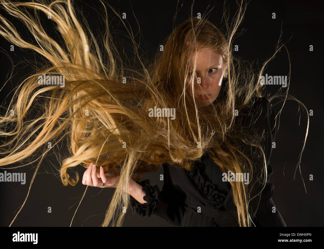 Blonde Frau mit Wind weht durch langes Haar Stockfoto