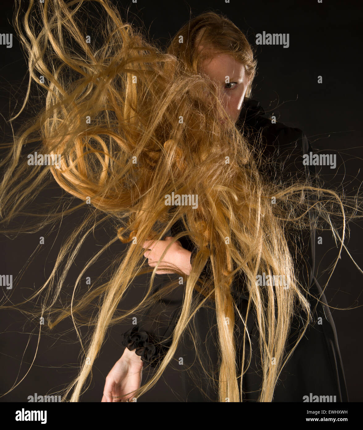 Blonde Frau mit Wind weht durch langes Haar Stockfoto