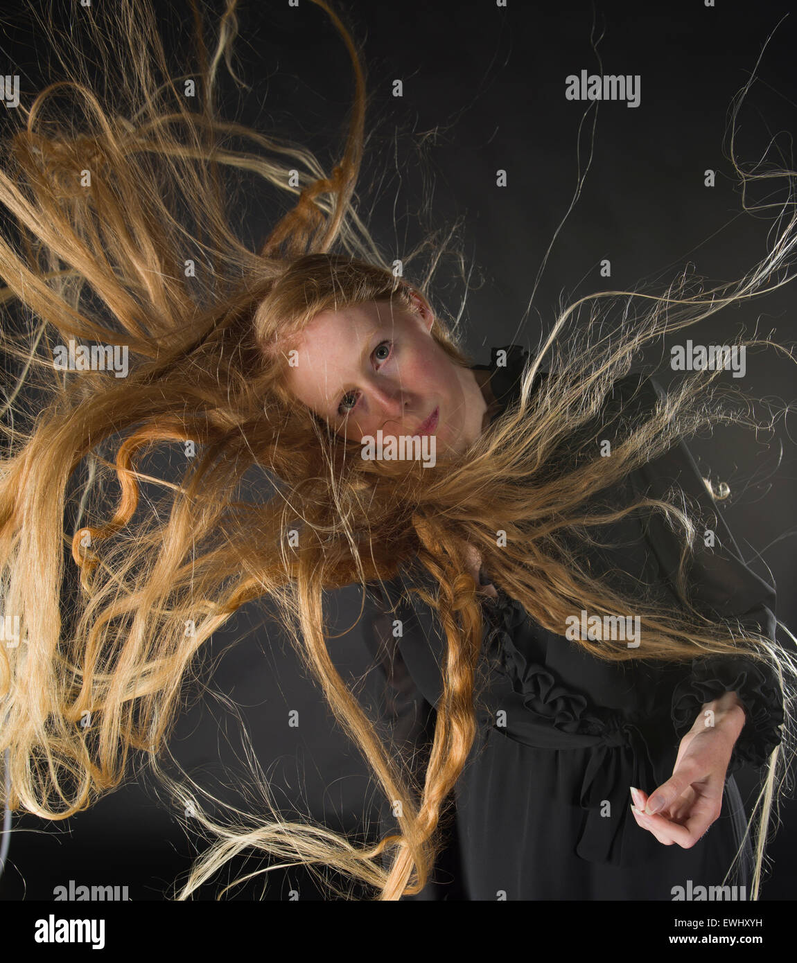 Blonde Frau mit Wind weht durch langes Haar Stockfoto