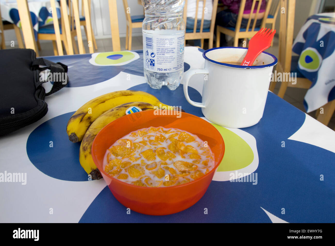 Billige Getreide Bananen und Kaffee Frühstück in einer Herberge in Island Stockfoto