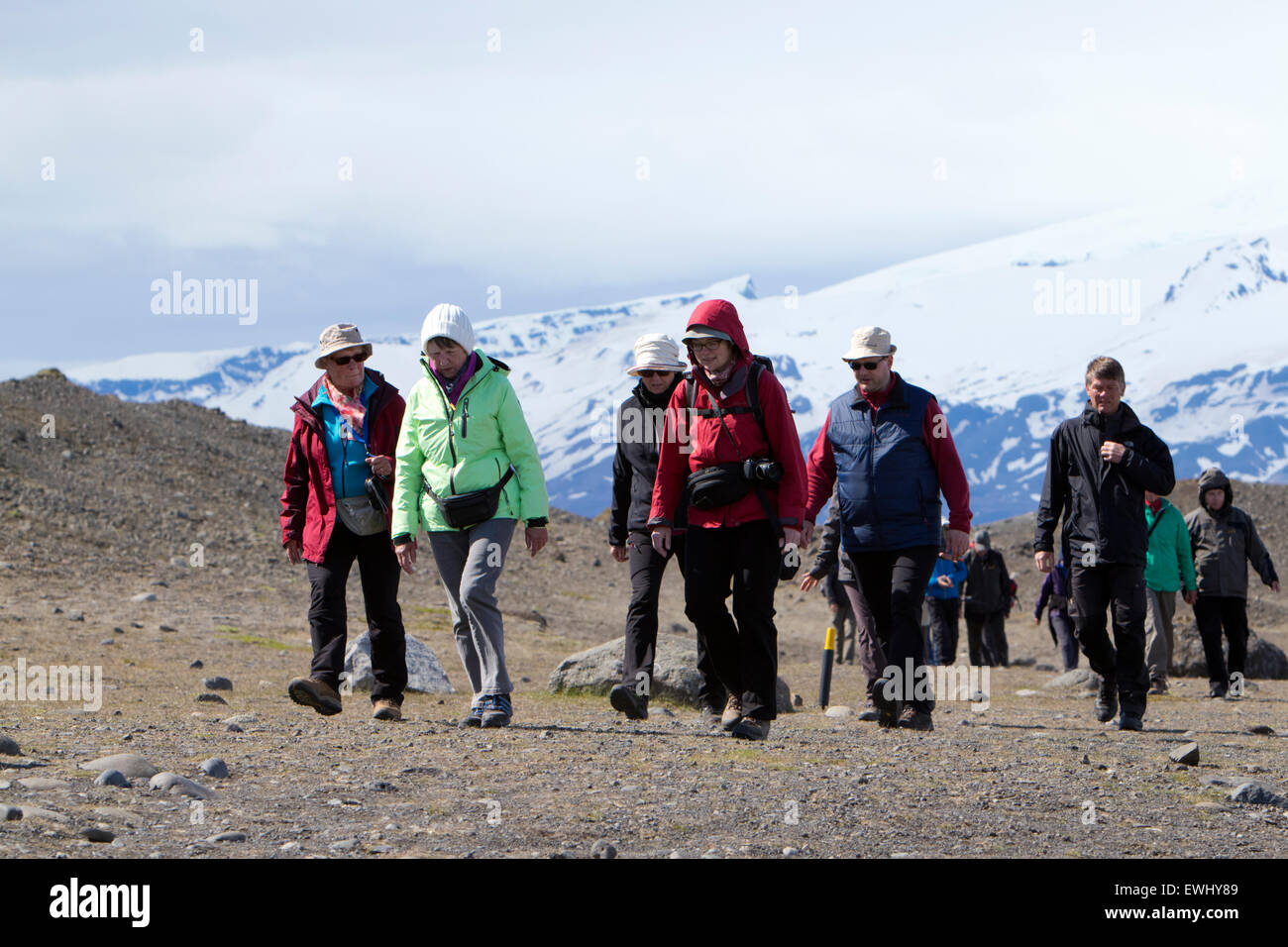 mittleren Alter Touristen zu Fuß Gruppe in der Gletscherlagune Jökulsárlón Island Stockfoto