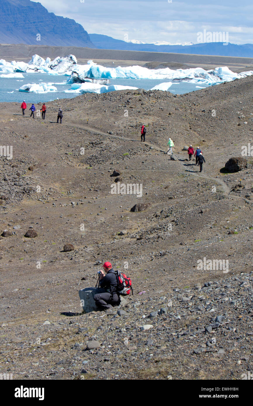 mittleren Alter Touristen zu Fuß Gruppe in der Gletscherlagune Jökulsárlón Island Stockfoto