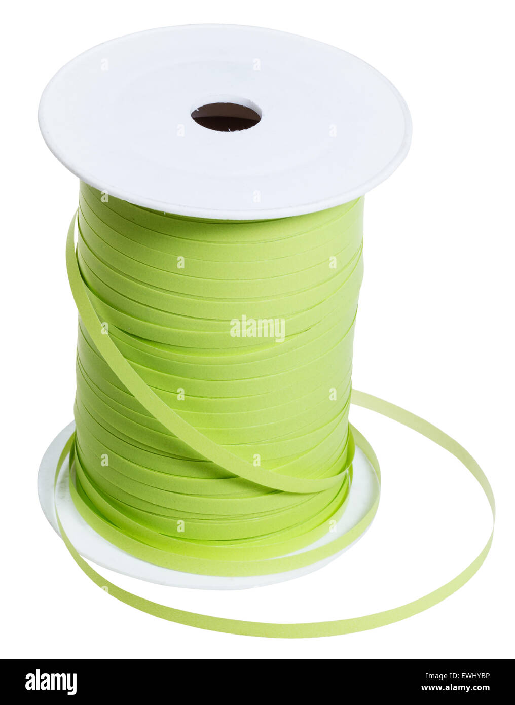 weiße Kunststoffspule mit Paketklebeband isoliert auf weißem Hintergrund grün Stockfoto