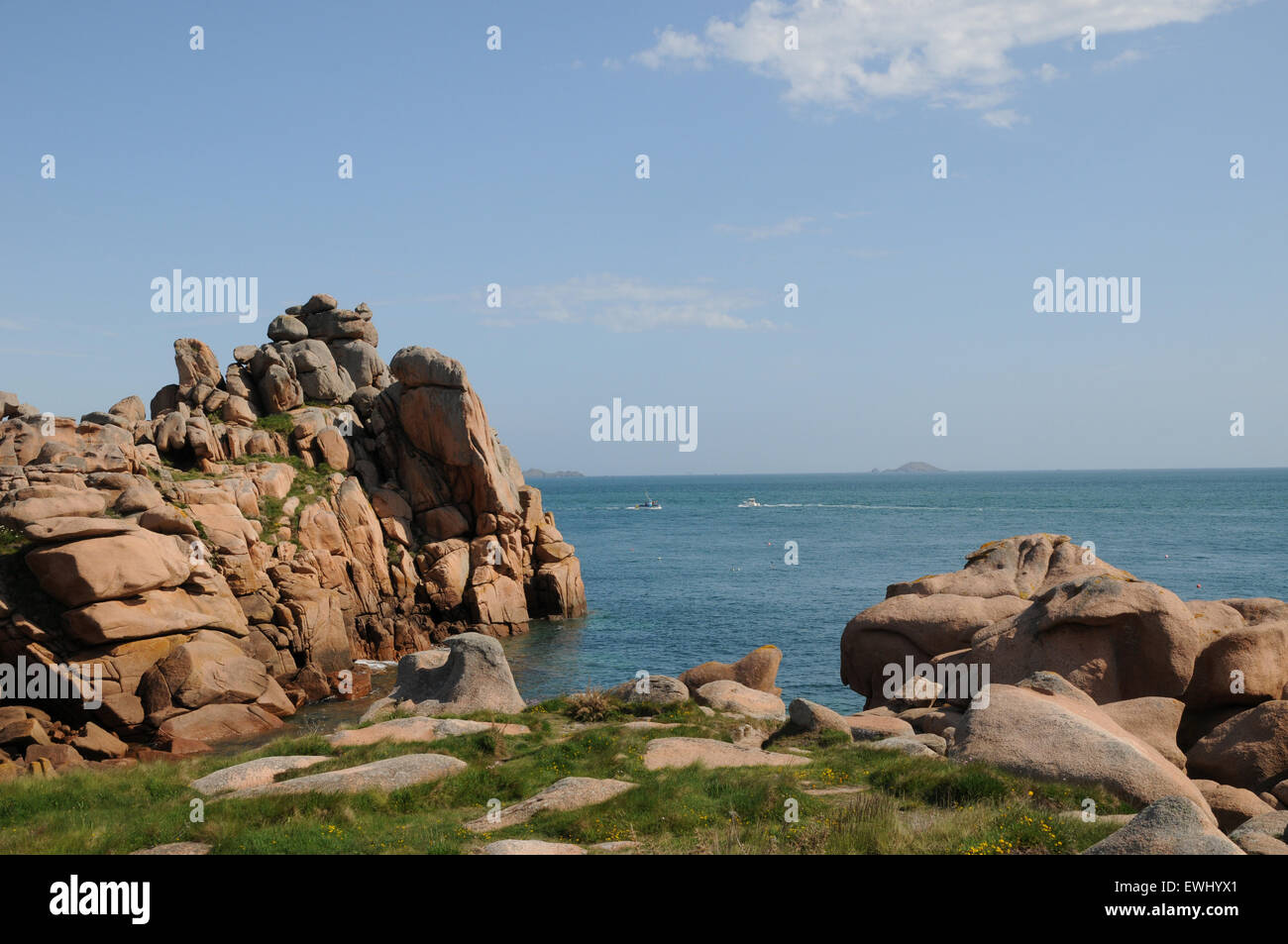 Eine kleine Bucht, von der Sentier des Douniers entlang der felsigen rosa Granit Küste, Côte d ' Armor, Bretagne Nord gesehen. Stockfoto