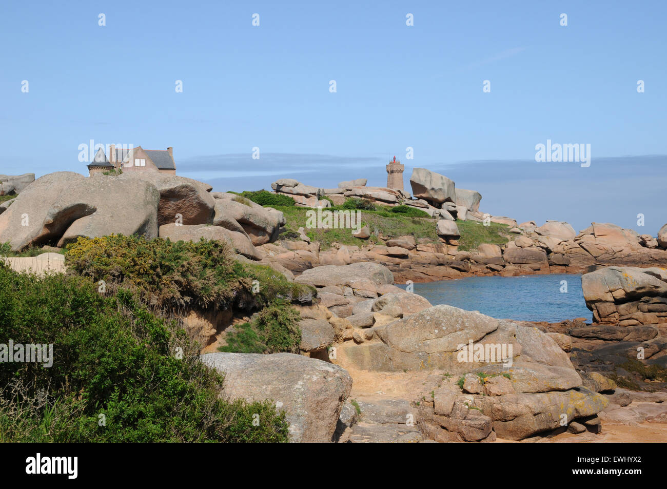 Meerblick aus dem Sentier des Douaniers, rosa Granit Küste Cote in der Bretagne. In der Ferne kann der Feu de Min-Ruz gesehen. Stockfoto
