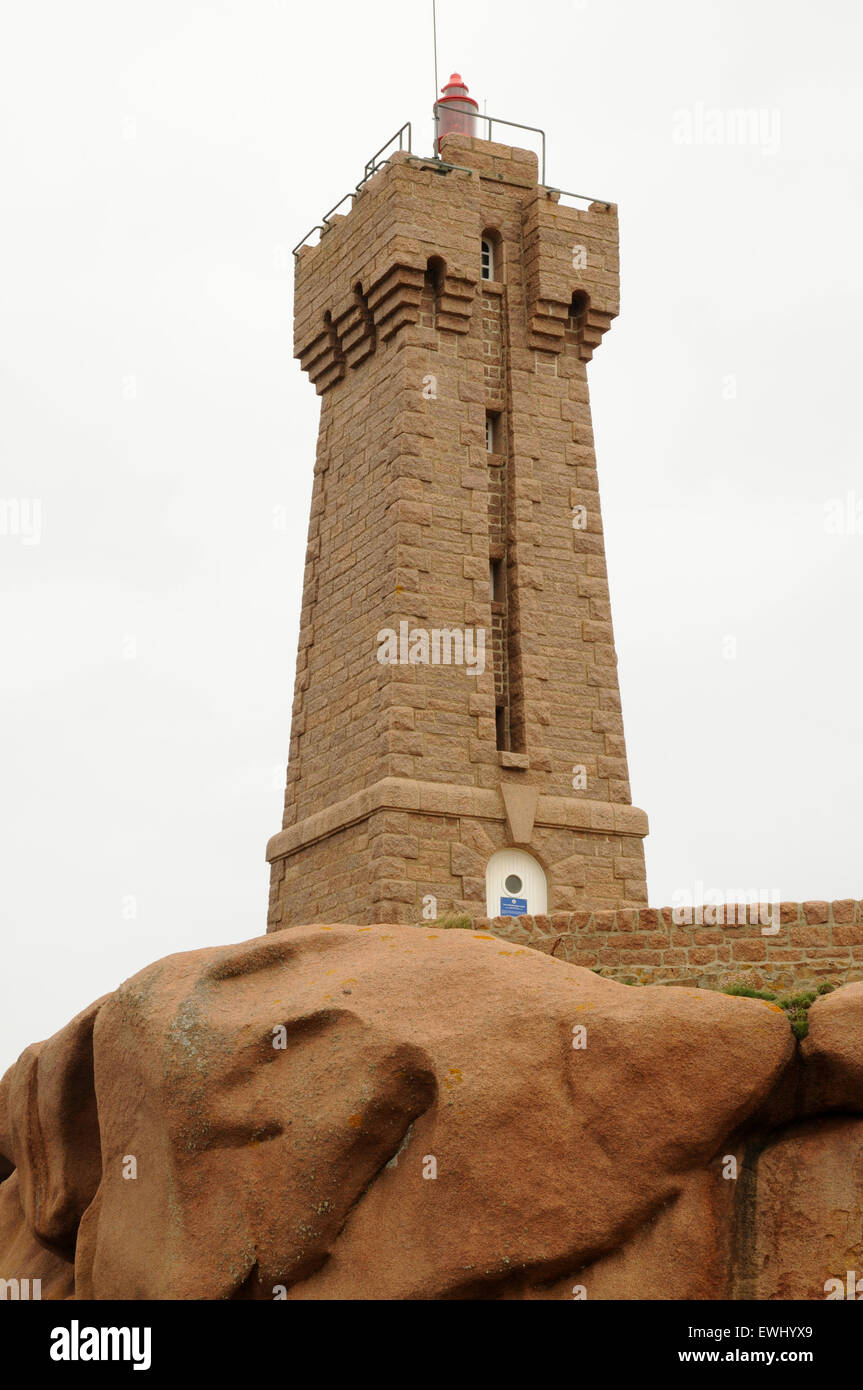 Der Leuchtturm Feu de Min-Ruz, in der Nähe von Trégastel an der rosa Granit Küste der Nord-Bretagne. Stockfoto