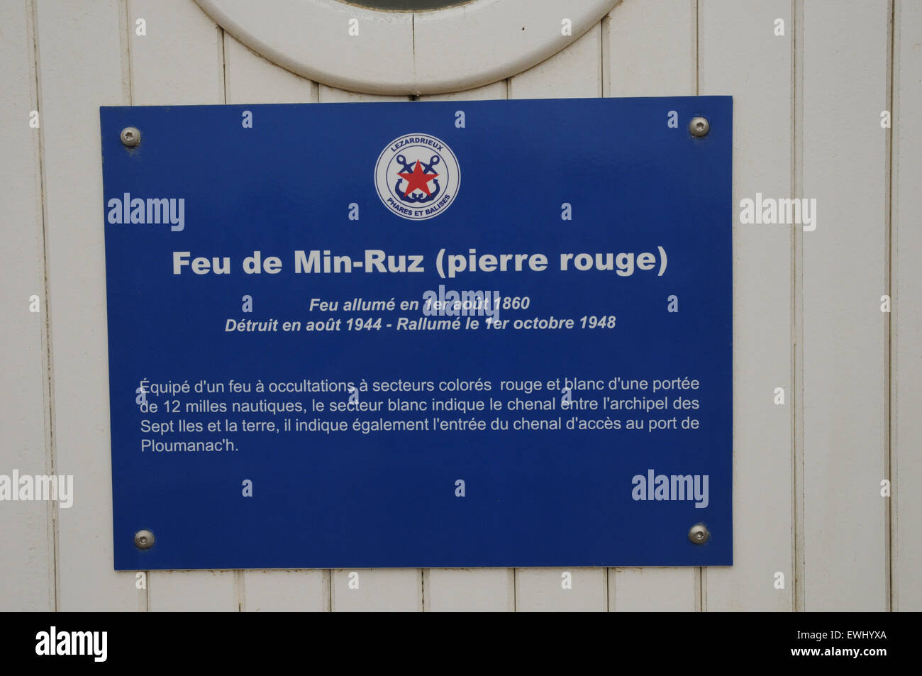 Erläuternde Mitteilung der Kommission über die Tür der Feu de Min-Ruz Leuchtturm in der Nähe von Lannion auf der felsigen Nord Bretagne. Stockfoto