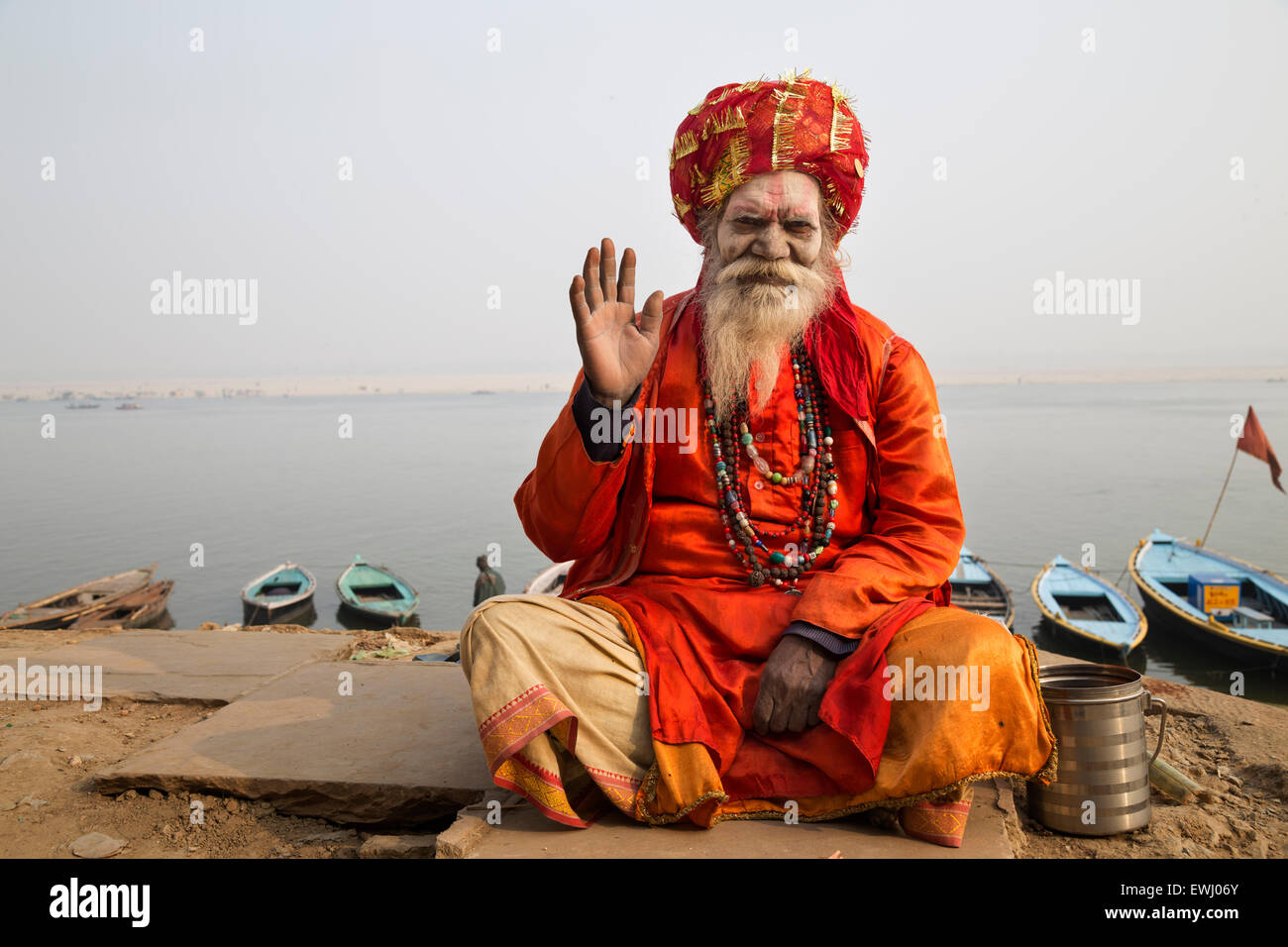 Varanasi, Indien - 27. Dezember 2014: Heiliger Mann Varanasi Stockfoto Varanasi, Indien - 27. Dezember 2014: Heiliger Mann Varanasi Stockfoto