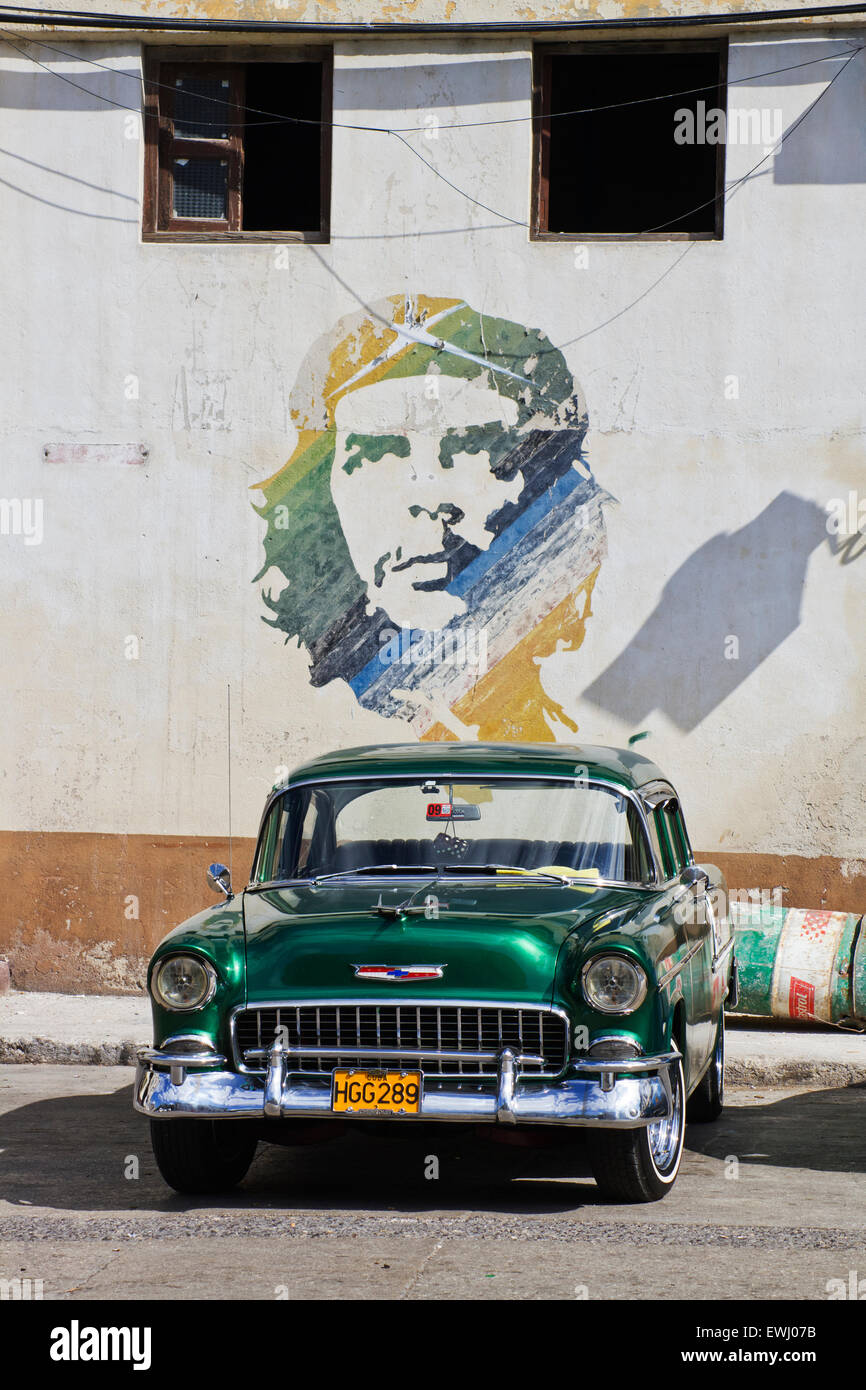 Kubanische Oldtimer grün parkte vor Che Malerei, Havanna Stockfoto