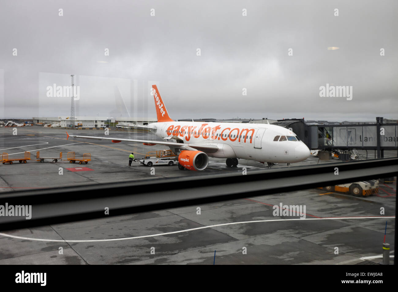 EasyJet Flugzeuge stehen am Abflug-Gate Flughafen Keflavik Blick durch das Fensterglas Island Stockfoto