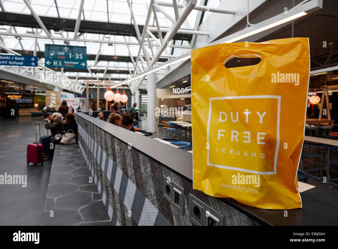 Duty free Shopping Tasche am Flughafen Keflavik Abflugbereich terminal Gebäude Island Stockfoto