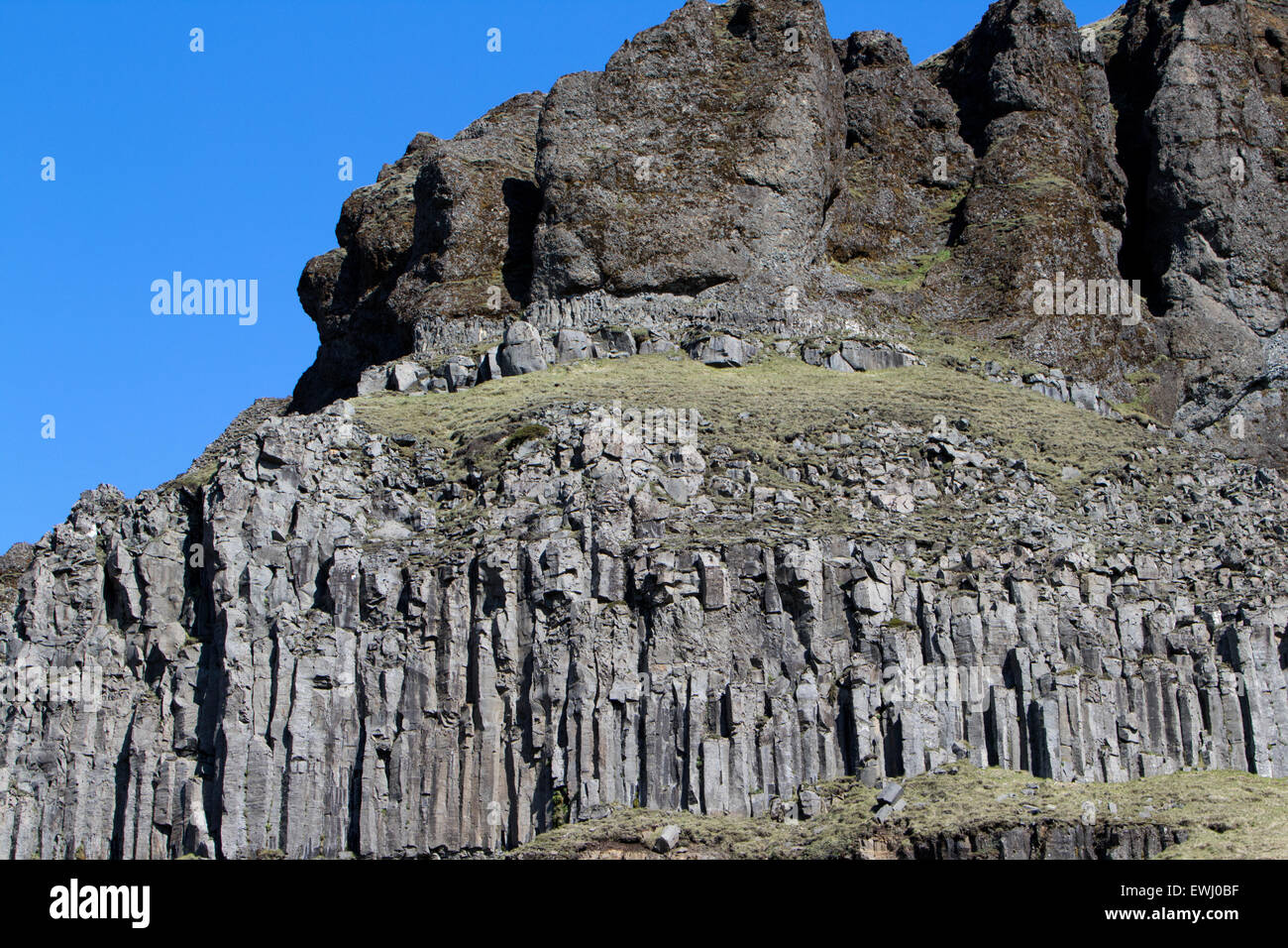 sechseckigen Basaltsäulen vulkanischen Felsformationen in den Klippen am Meer Island Stockfoto
