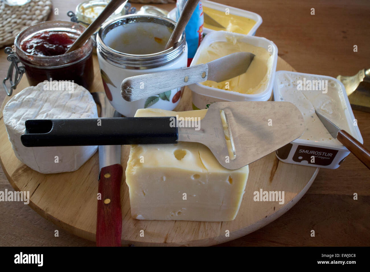 Auswahl an Käse und Aufstrichen zum Frühstück in einem Gast-Haus-Island Stockfoto