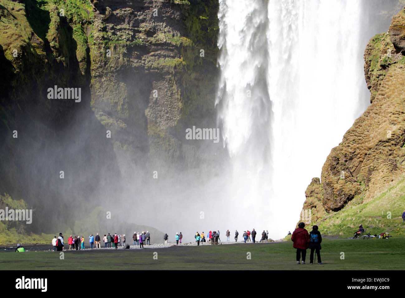 Massen von Touristen am Skogafoss Wasserfall in Island Stockfoto