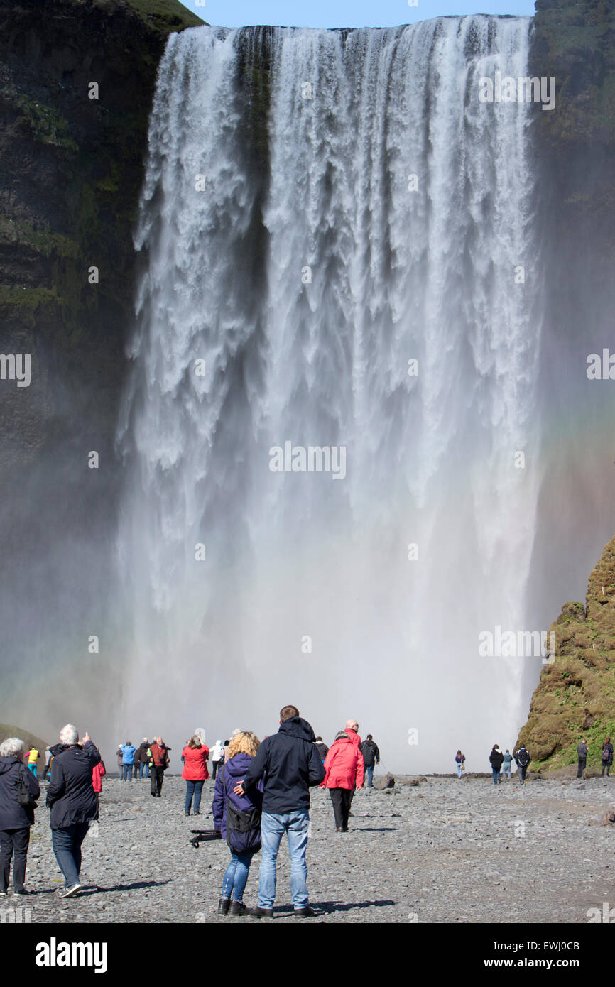 Massen von Touristen am Skogafoss Wasserfall in Island Stockfoto
